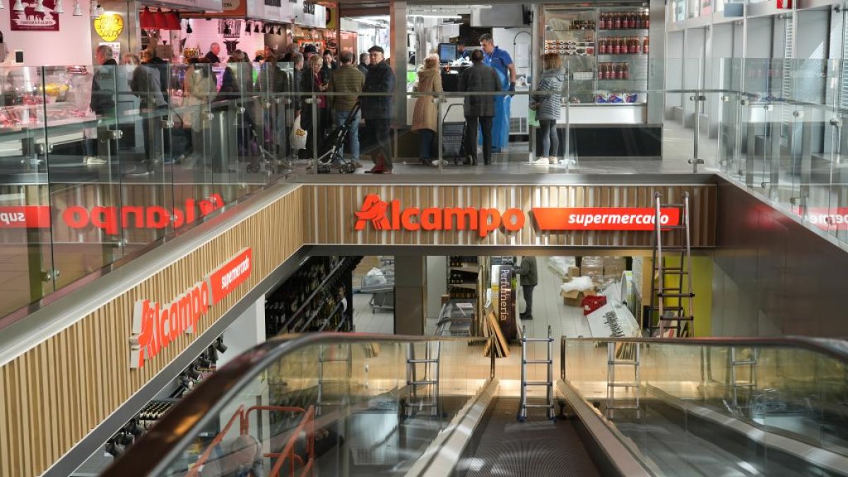 Supermercado Alcampo en el Mercado del Val.- J.M. LOSTAU