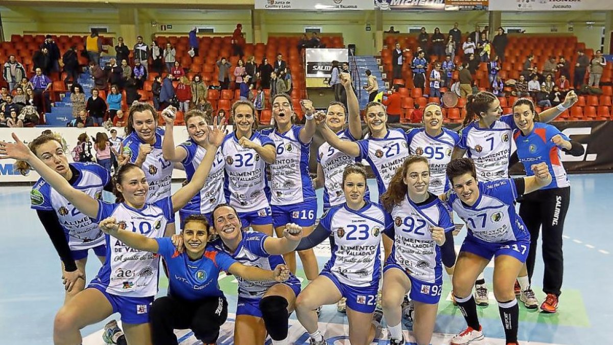 Las jugadoras delAula Alimentos de Valladolid celebran su clasificación para la fase final de la Copa.-J. M. LOSTAU