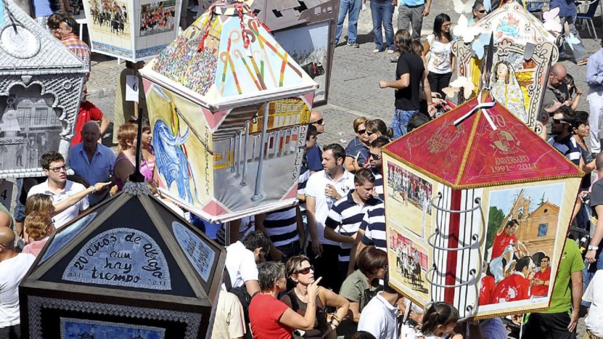 POR UN DESFILE DE FAROLES DE INTERÉS REGIONAL. El Ayuntamiento de Tordesillas iniciará los trámites para que se declare su tradicional ‘Desfile de Faroles’ como Fiesta de Interés Turístico Regional.-SANTIAGO G. DEL CAMPO