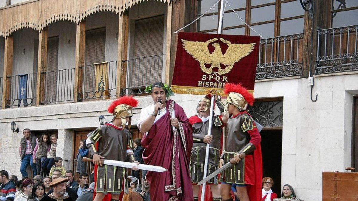 Uno de los ‘pasos’ del desfile recrea la dominación romana en la pasada edición, en el marco de la Plaza del Coso.-María Alonso.