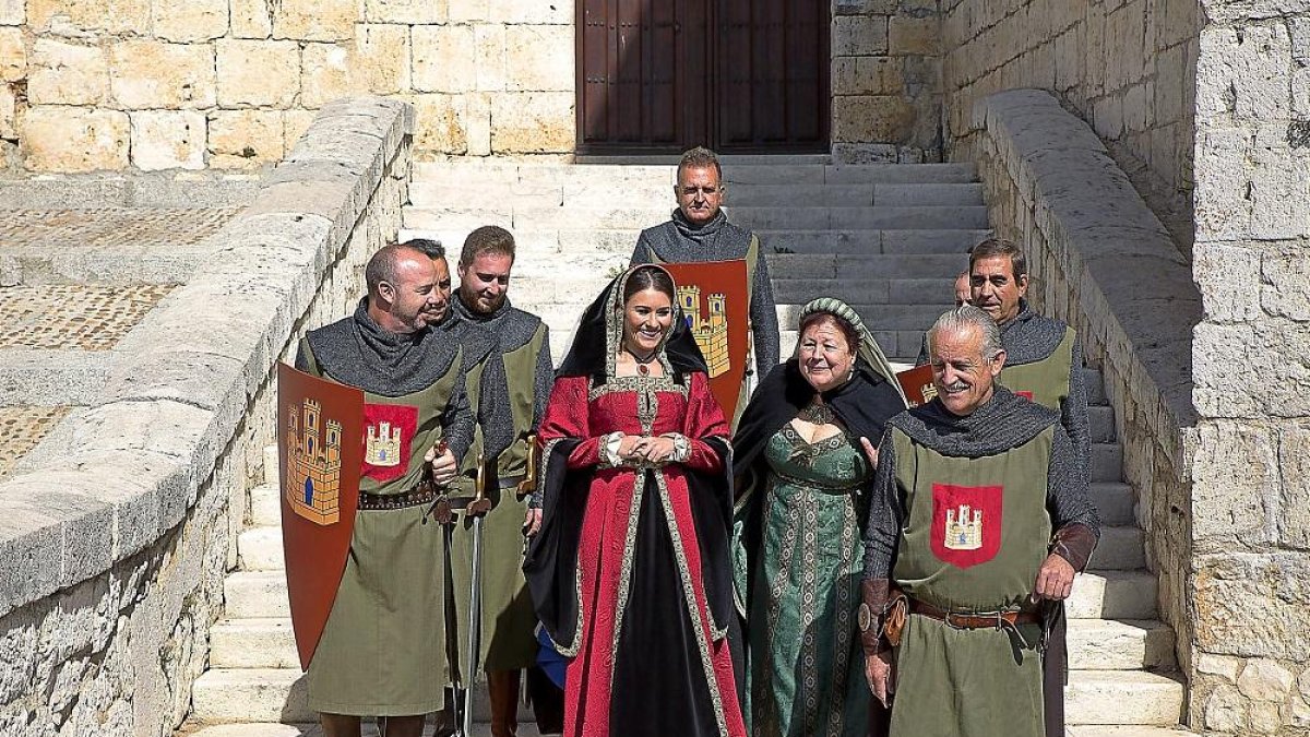 La Reina Juana I sale de su palacio escoltada por su guardia para visitar el mercado medieval.-DIEGO RAYACES