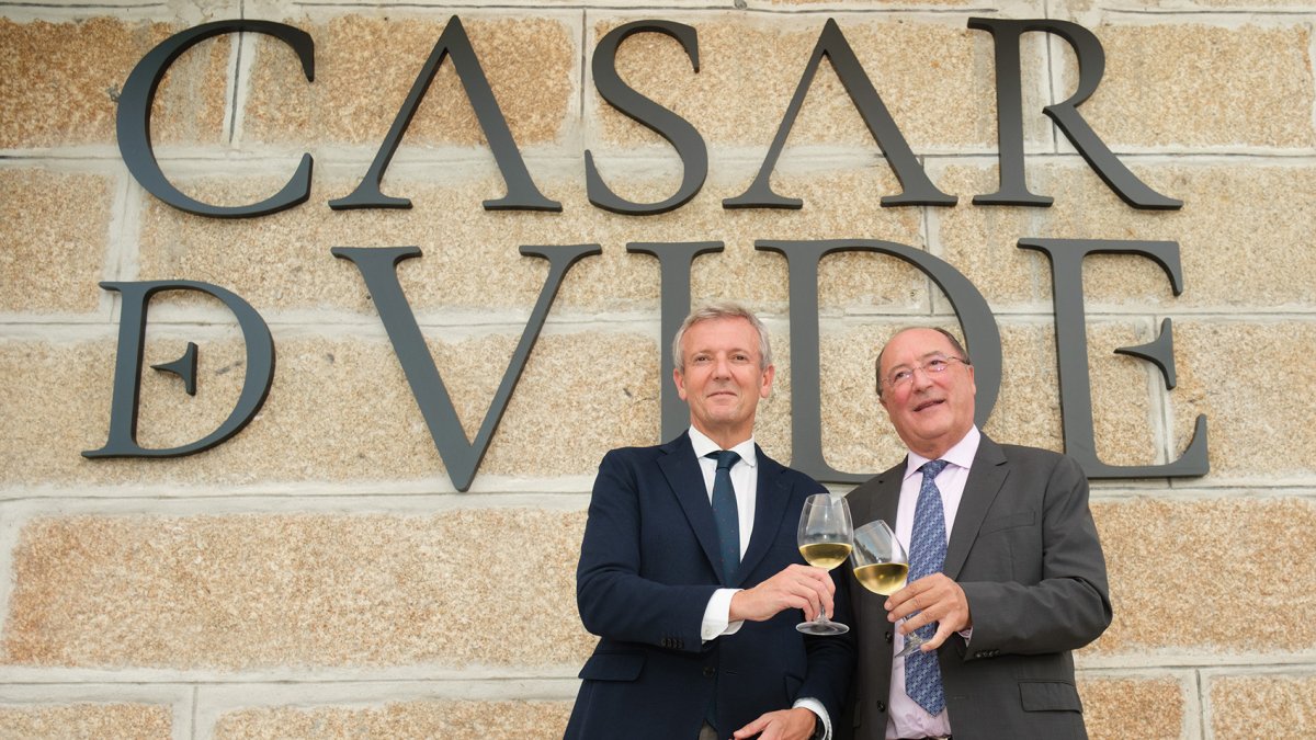 Alfonso Rueda y Carlos Moro en la inauguración de la Bodega Casar de Vide. -CASAR DE VIDE