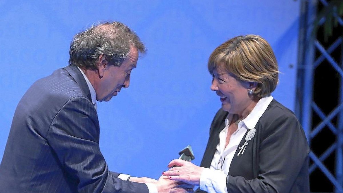 De Santiago-Juárez entrega el premio a la redactora jefe de EL MUNDO, María Romero Mayor.-ICAL