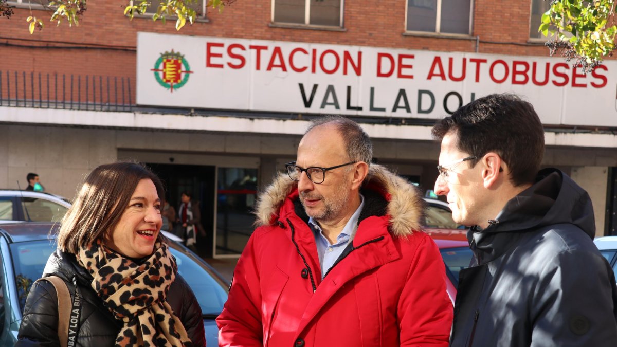 El portavoz del Grupo Municipal Socialista, Pedro Herrero, acompañado por la portavoz de Movilidad del Grupo Parlamentario Socialista en Cortes de Castilla y León, Laura Pelegrina Cortijo. - E.M.