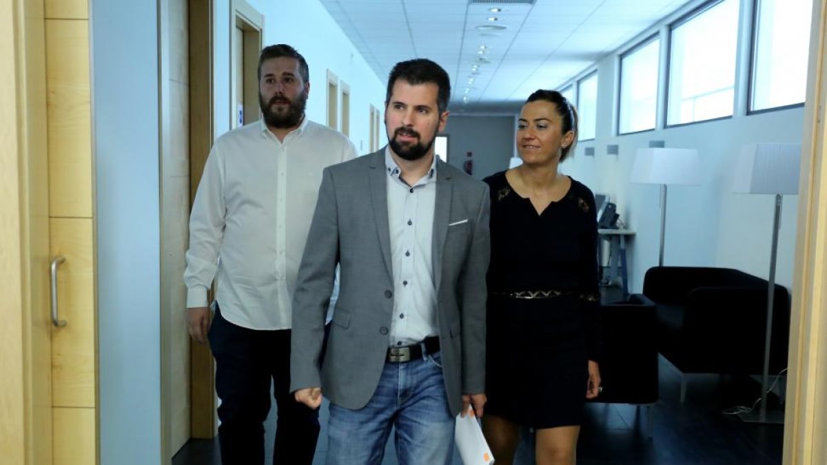 El secretario general del PSOE en Castilla y León, Luis Tudanca, presenta una Proposición de Ley. Junto a él, la procurador Virginia Barcones-ICAL