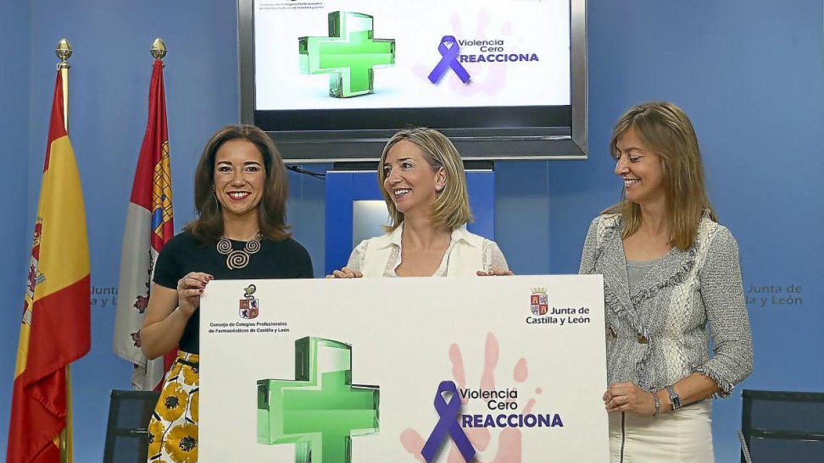 Raquel Martínez, la consejera Alicia García, y la directora general de la mujer, Esperanza Vázquez-ICAL