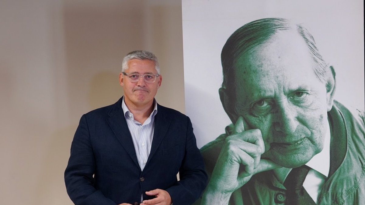Fernando Zamácola junto a una imagen de Miguel Delibes. | M. CHACÓN - ICAL