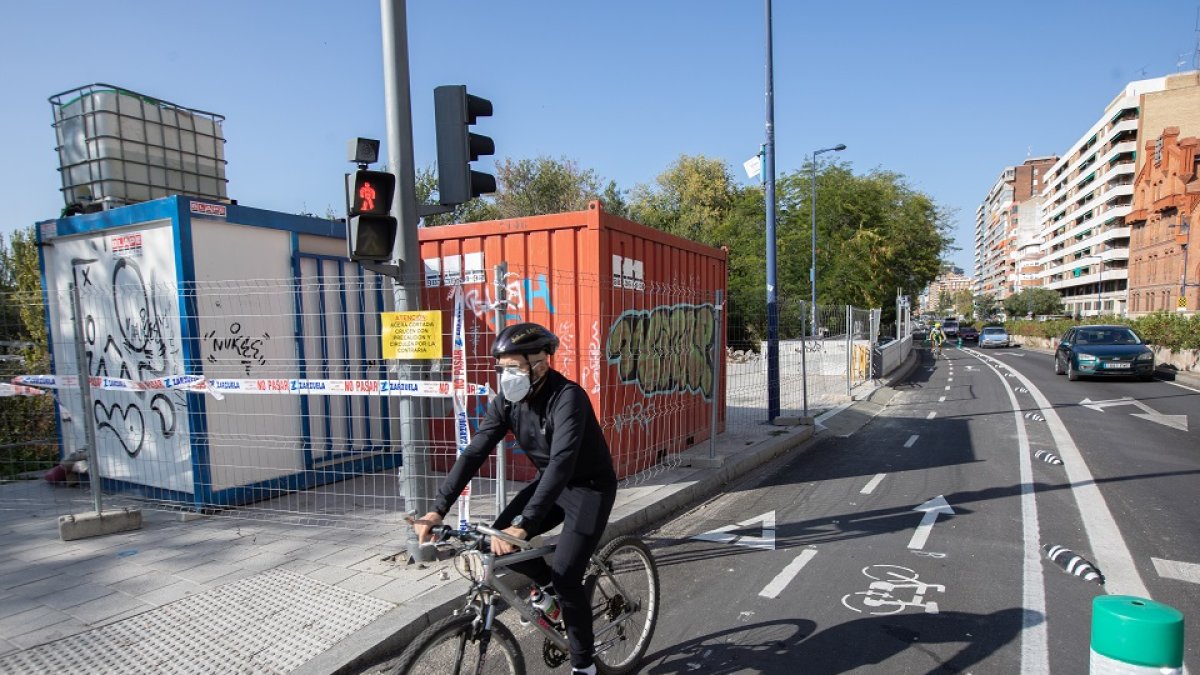 Un ciclista circula por el caril bici del Paseo de Isabel la Católica.- J.M.LOSTAU