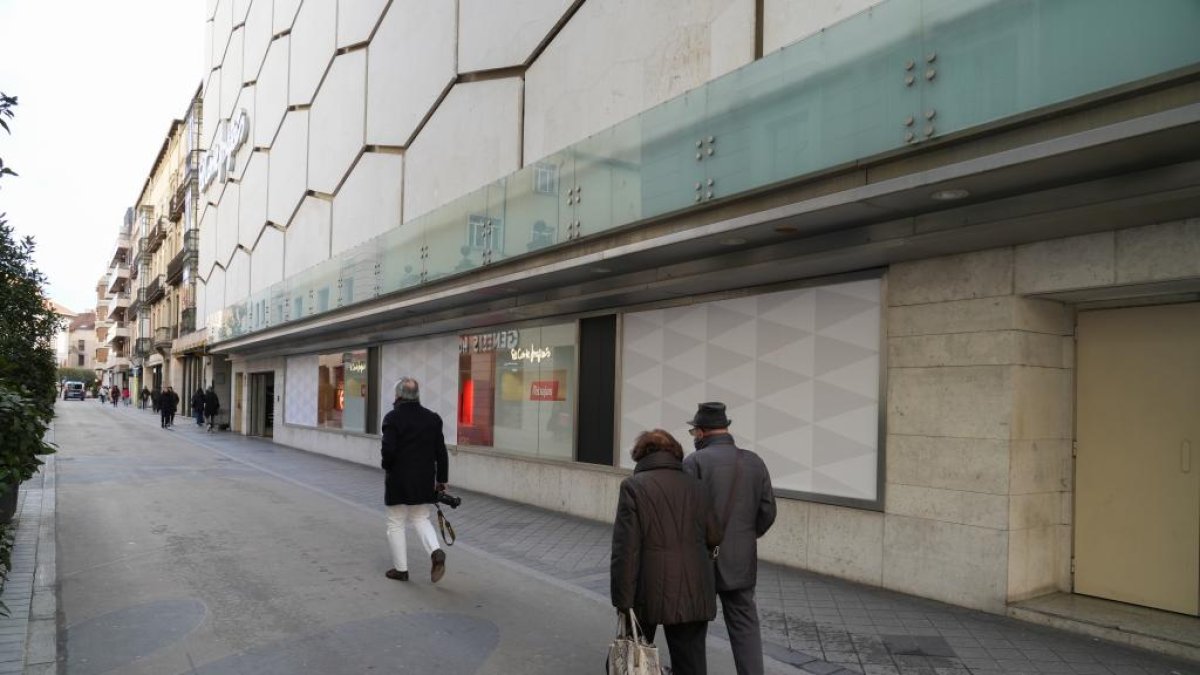 Último día de El Corte Inglés de la calle Constitución de Valladolid. -J.M. LOSTAU