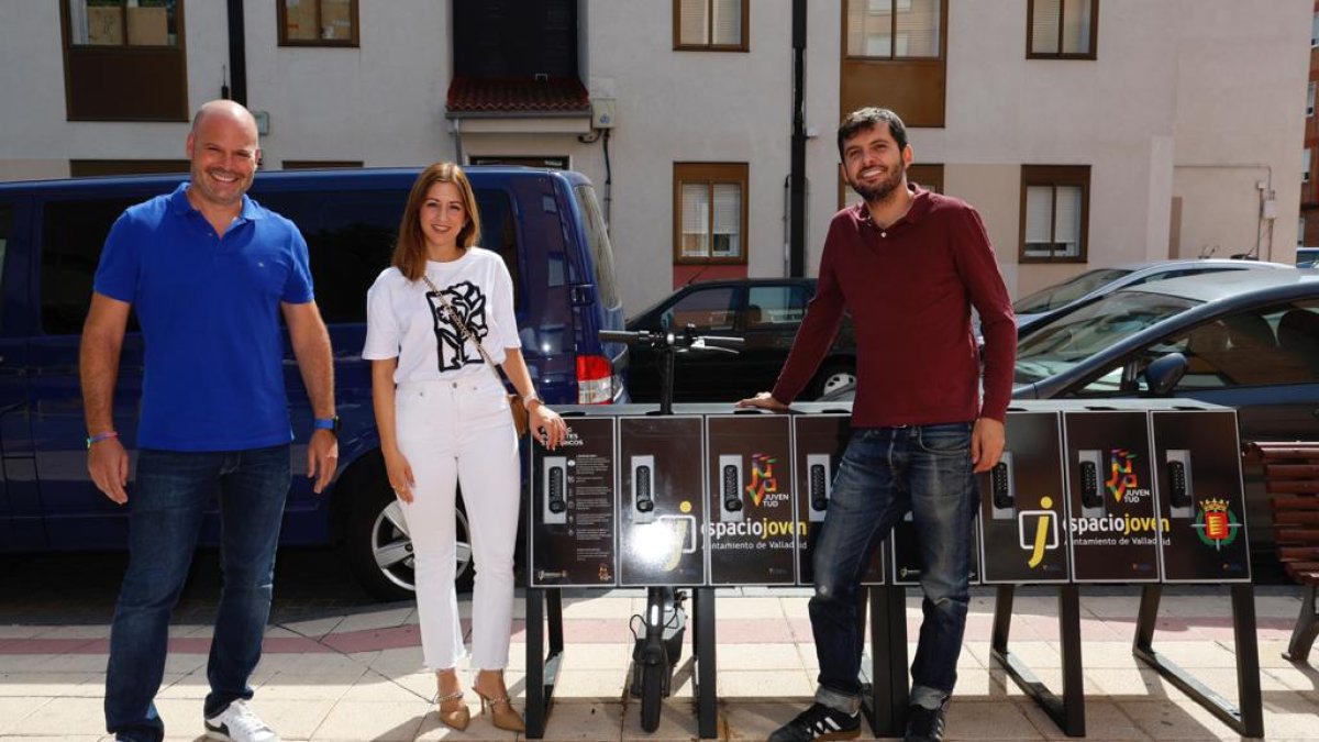 La concejala de Juventud, Carolina del Bosque, inaugura los aparcamientos para patinetes eléctricos de los espacios jóvenes Norte y Sur de Valladolid. E. M.