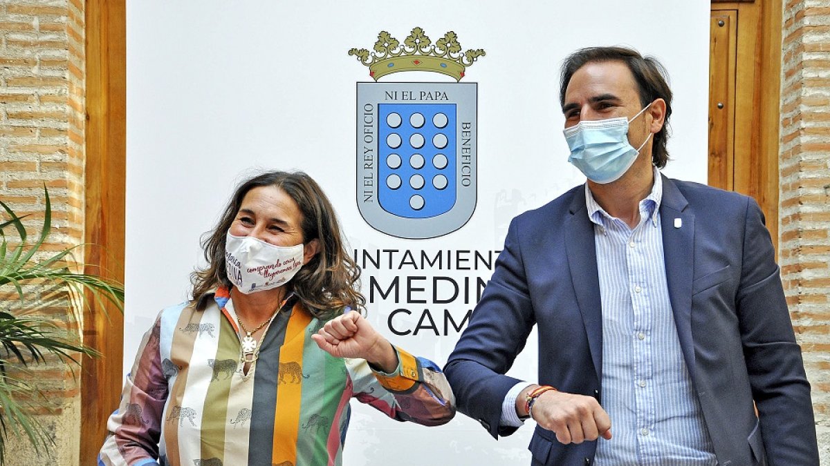 Olga Mohíno y Guzmán Gómez se dan el codo tras firmar el pacto de Gobierno, ayer en Medina del Campo. SGC
