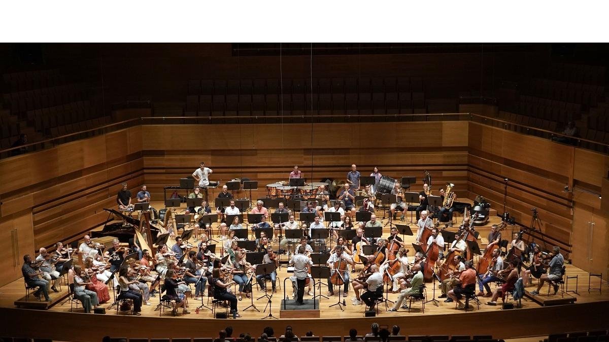 El director de la Oscyl, Thierry Fischer, durante el ensayo general de la Orquesta Sinfónica de Castilla y León para la gira por Holanda y Noruega.- ICAL