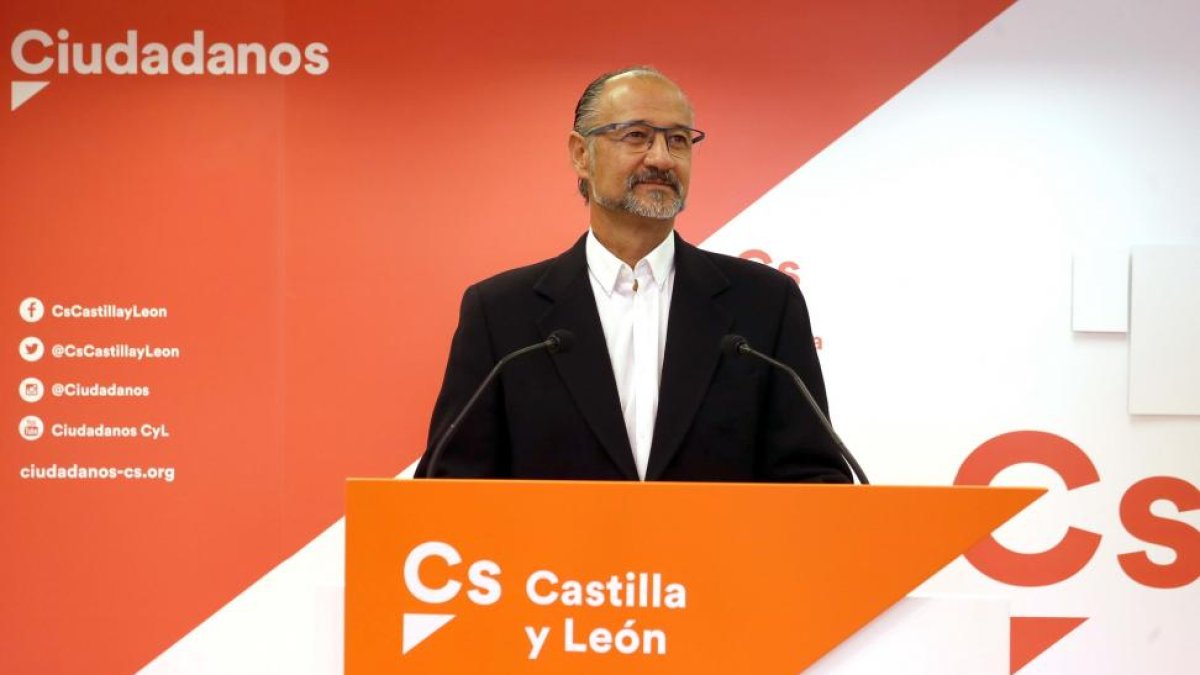 El portavoz de Ciudadanos en Castilla y León, Luis Fuentes, ofrece una rueda de prensa tras la primera reunión del Comité Autonómico.-ICAL