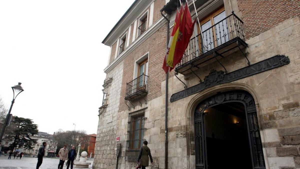 Fachada del palacio de Pimentel de Valladolid.-ICAL