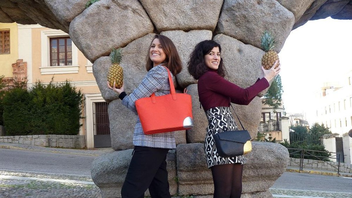 Clara  y Minerva  Aceves, creadoras de MiPoppins, muestran los bolsos que elaboran.-T. S.