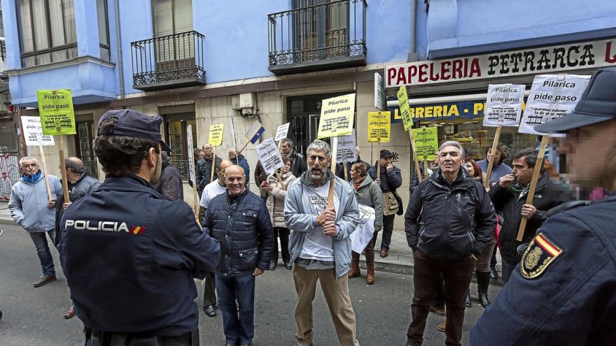 LA PILARICA EXIGE SOLUCIONES A LA BARRERA DEL FERROCARRIL. Una veintena de vecinos del barrio de La Pilarica se mantuvo concentrada a las puertas de la sede de la SVAV durante la hora y media que duró la reunión, en protesta por la falta de soluciones an-MIGUEL ÁNGEL SANTOS