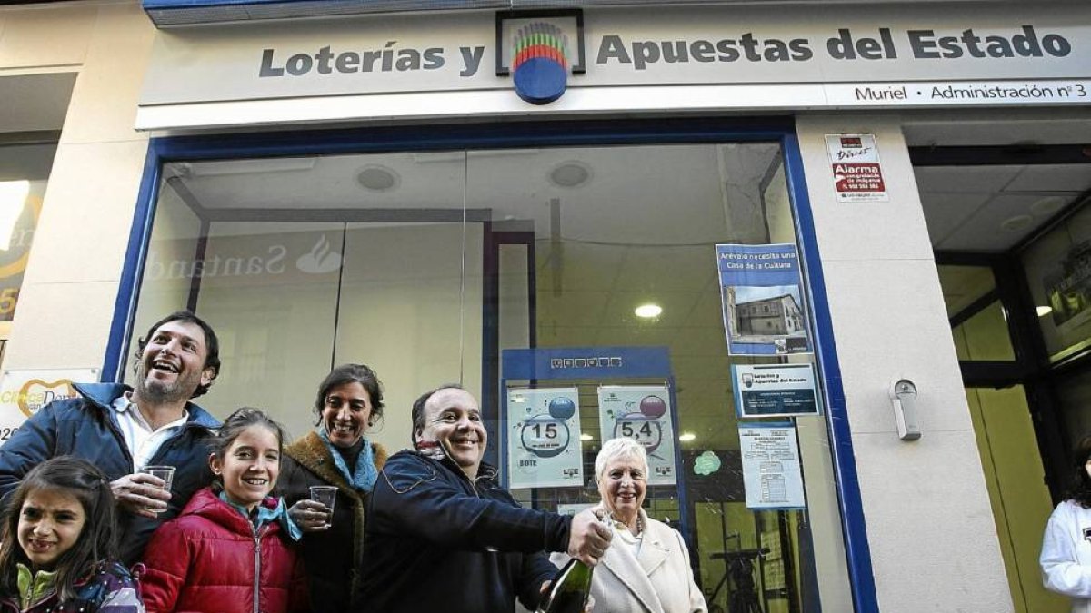 Fernando Muriel celebra con espumoso la venta del cuarto premio en Arévalo-Ical