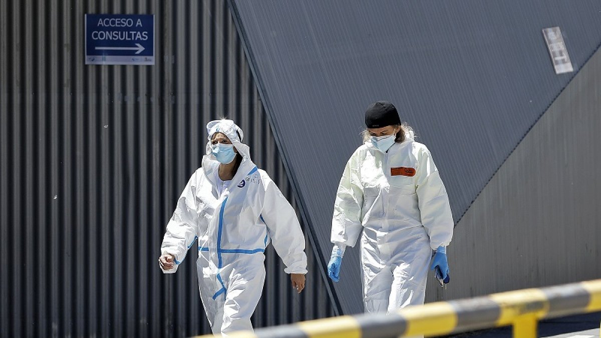 Imagen de profesionales en el Hospital Clínico. | J. M. LOSTAU