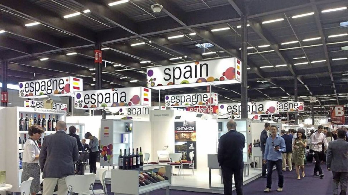 Vista general de los 'stands' de España en la feria Vinexpo de Burdeos, en Francia.-Fernándo Lázaro