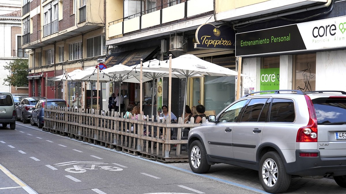 Terraza en un espacio destinado a aparcamiento en Valladolid.- J. M. LOSTAU