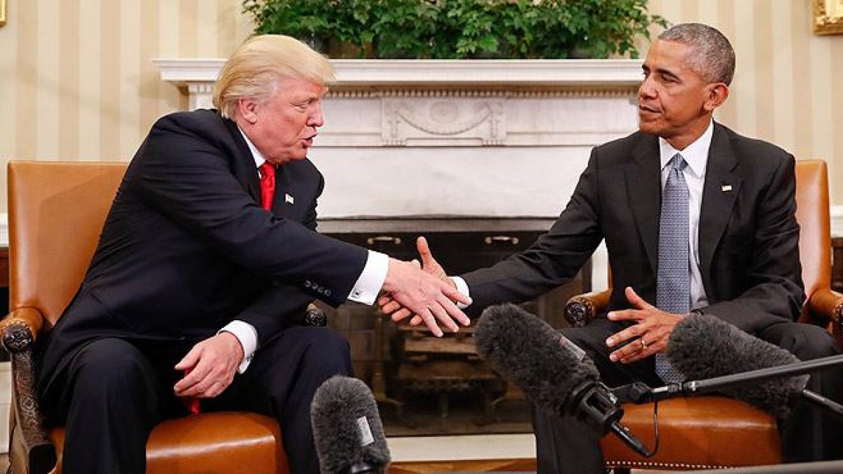 Obama y Trump escenifican el traspaso de poderes desde el Despacho Oval.-AP