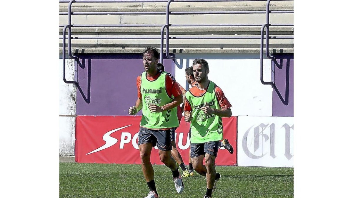 Ortuño, a la izquierda, junto a Gianniotas, en el primer entrenamiento de ambos con el Real Valladolid.-BALCAZA