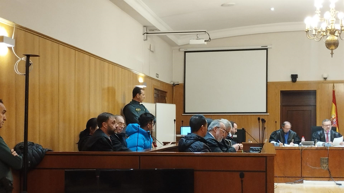 Los condenados y sus defensas durante el juicio celebrado en la Audiencia de Valladolid. - EUROPA PRESS