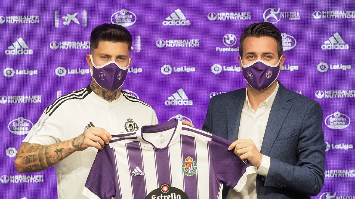 La última incorporación del Real Valladolid, Cristo González, junto al director deportivo Fran Sánchez. P. REQUEJO