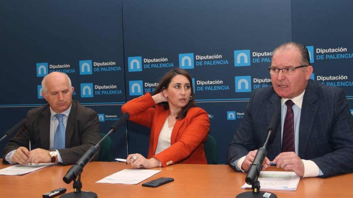 a presidenta de la Diputación, Ana María Asenjo, y los diputados de Hacienda y de Infraestructuras y Servicios Técnicos, Mario Granda (D) y Urbano Alonso (I)-Ical