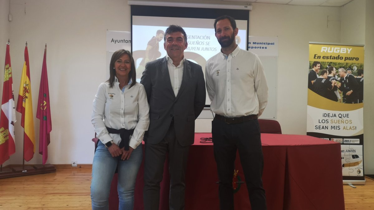 María Morán (vicepresidenta del Club de Rugby El Salvador), Manuel García (directivo del área de Sostenibilidad) y Fernando Suárez (gerente),