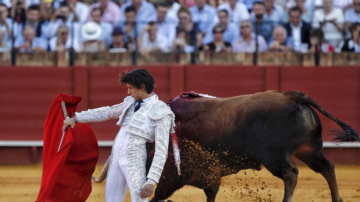 El torero Roca Rey en una corrida de toros en Sevilla.-JOAQUÍN ARJONA