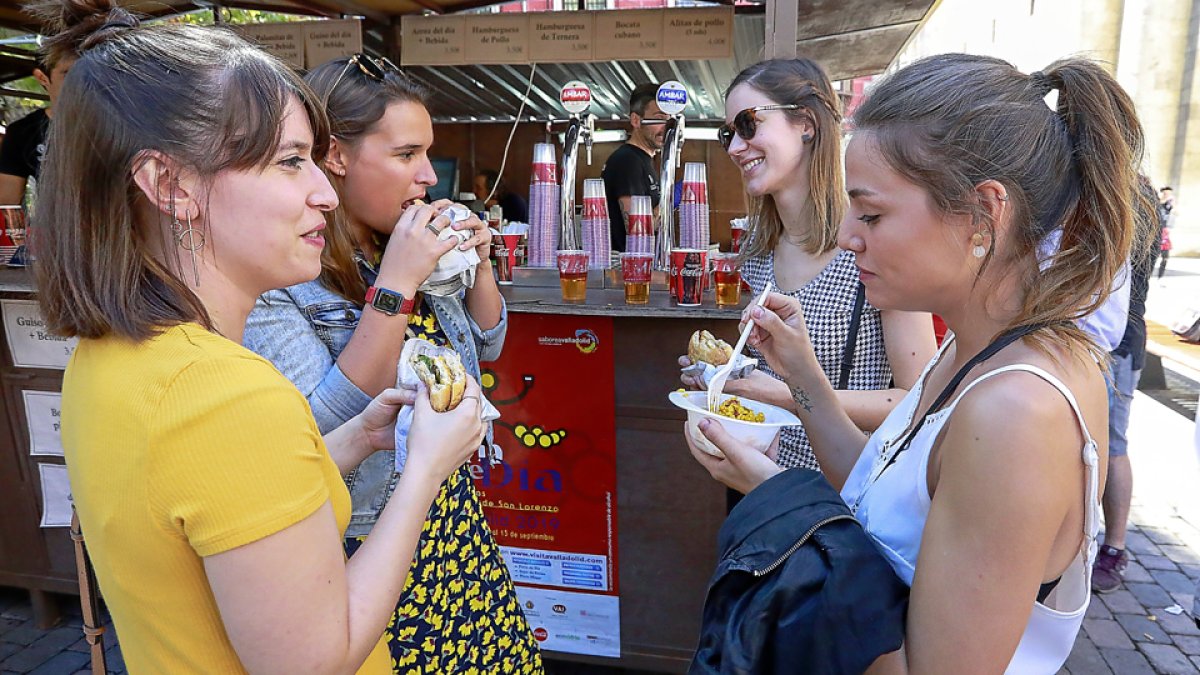 Cuatro jóvenes disfrutan sus pinchos en una de las casetas de la Feria de Día en las fiestas de 2019. | J. M. LOSTAU