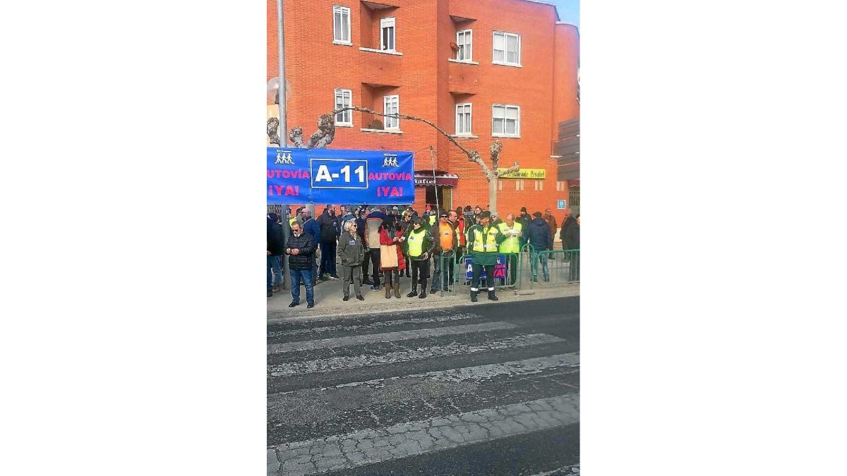 Los manifestantes, ayer, durante la propuesta para exigir avances en la A11.-EL MUNDO