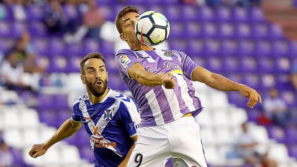 Jaime Mata frena la pelota con el pecho ante la presencia de Carlos Ruiz.-J.M. LOSTAU