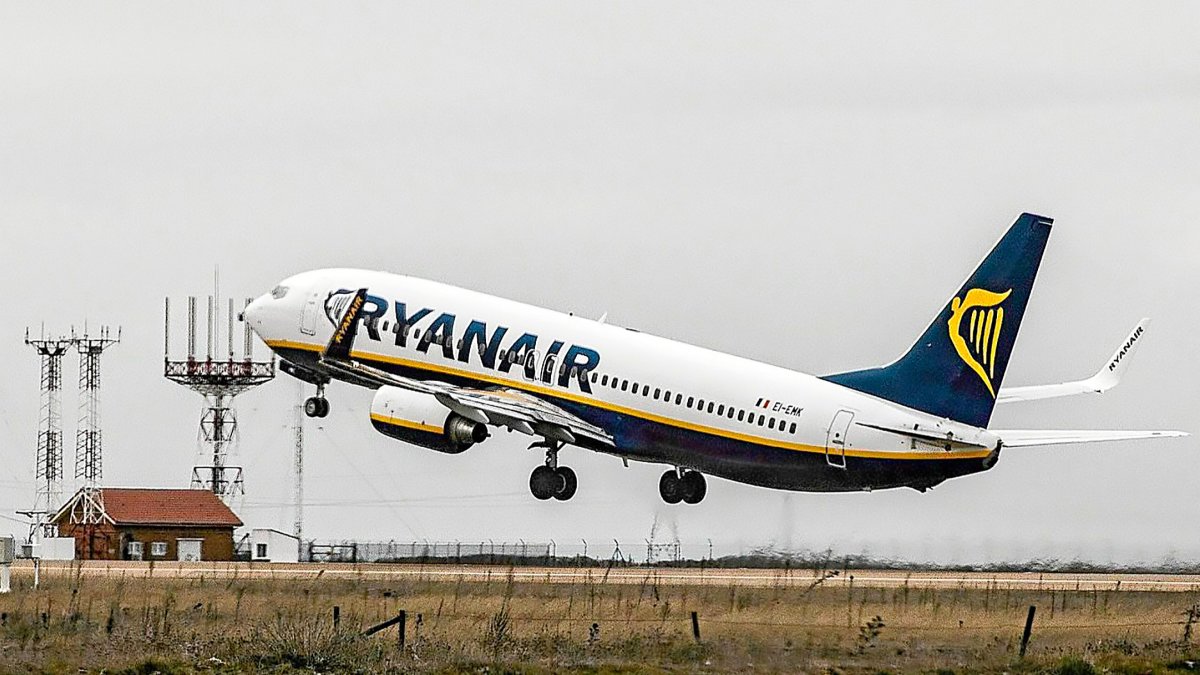 Un avión de Ryanair despegando del aeropuerto de Valladolid, en una imagen de archivo.-PHOTOGENIC