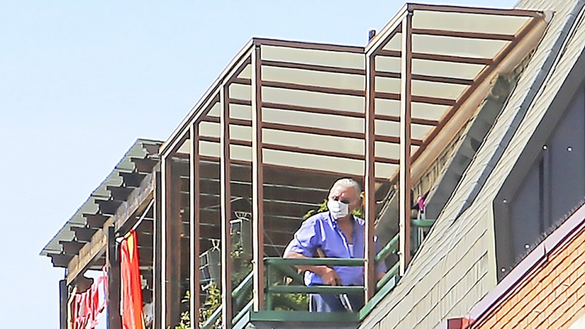 José Antonio atrincherado en la terraza tras los primeros disparos. ICAL