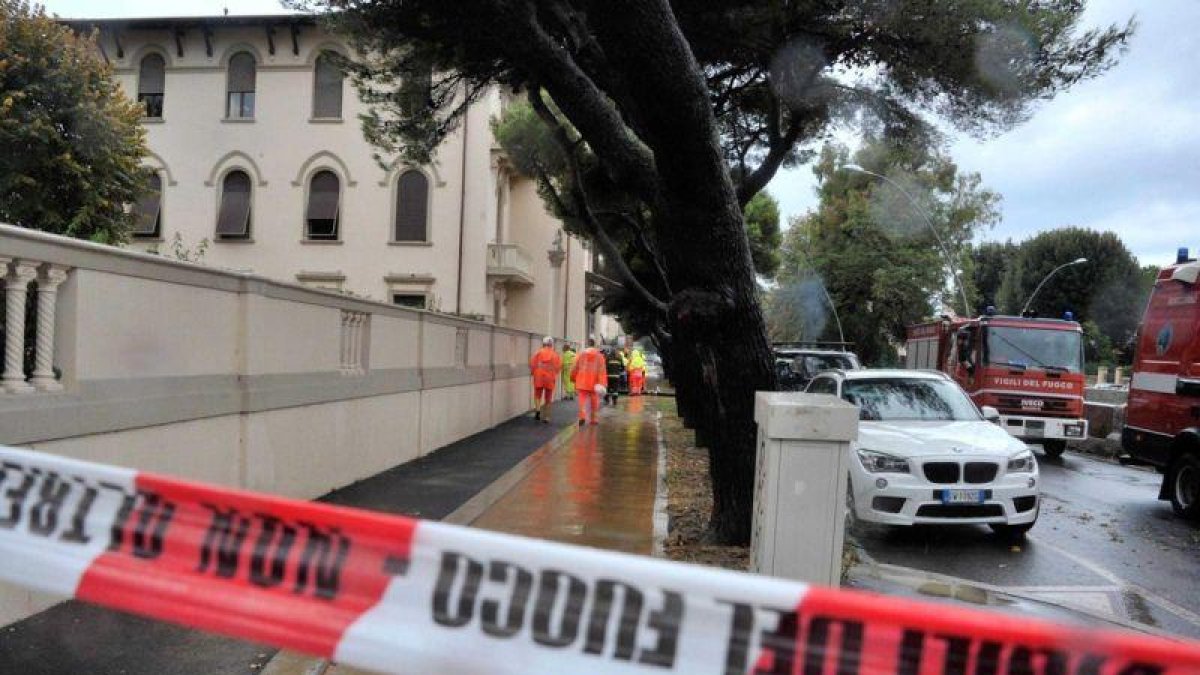 Los equipos de rescate han acordonado un edificio, en Livorno, donde se han encontrado los cuerpos de cinco personas.-ALESSIO NOVI (EFE)