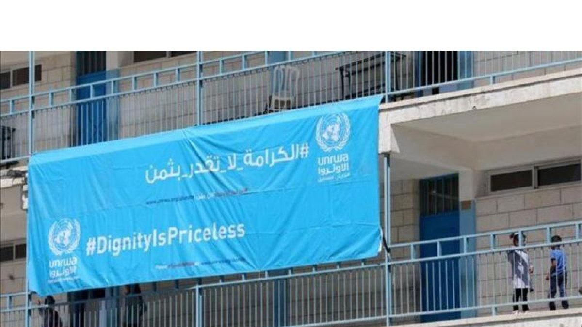 Niños palestinos llegan a una escuela regentada por la UNRWA en el primer día de clase.-ALAA BADARNEH / EFE