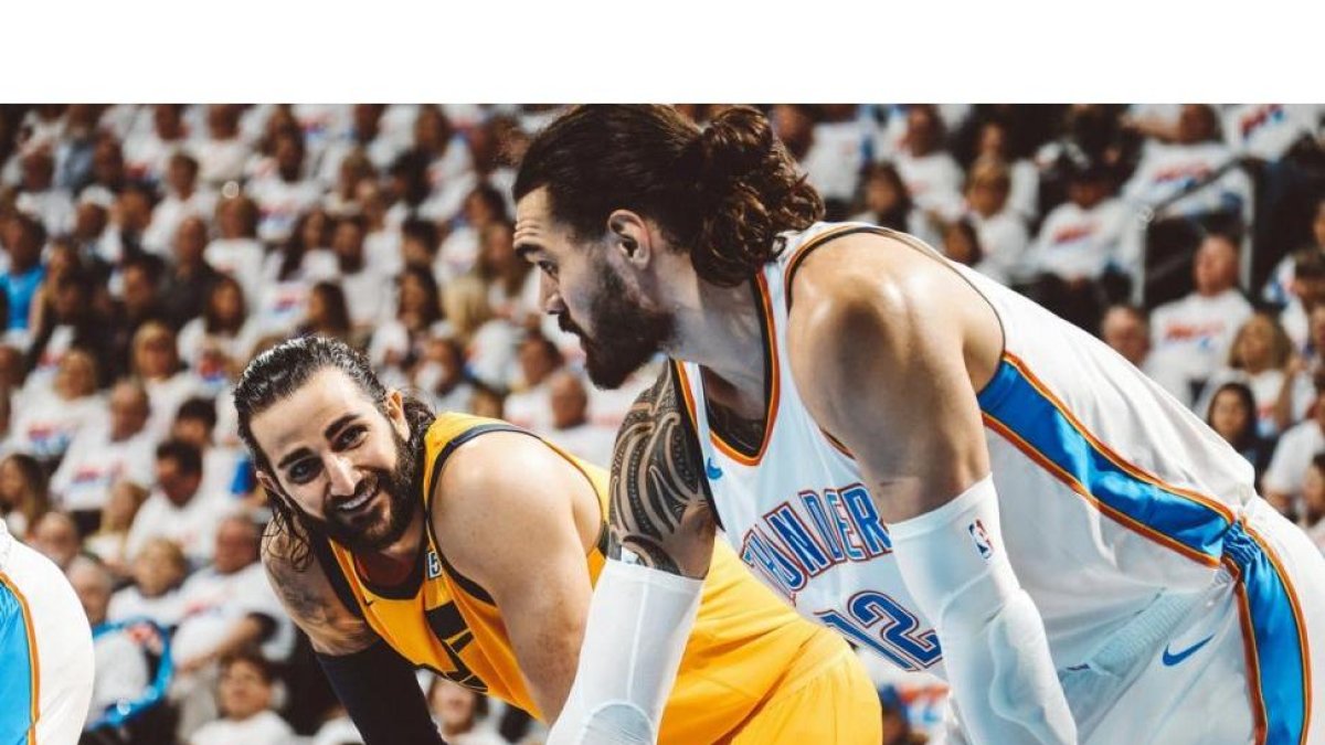 Ricky junto a Steven Adams en el partido de ayer de los Play-off.-TWITTER UTAH JAZZ