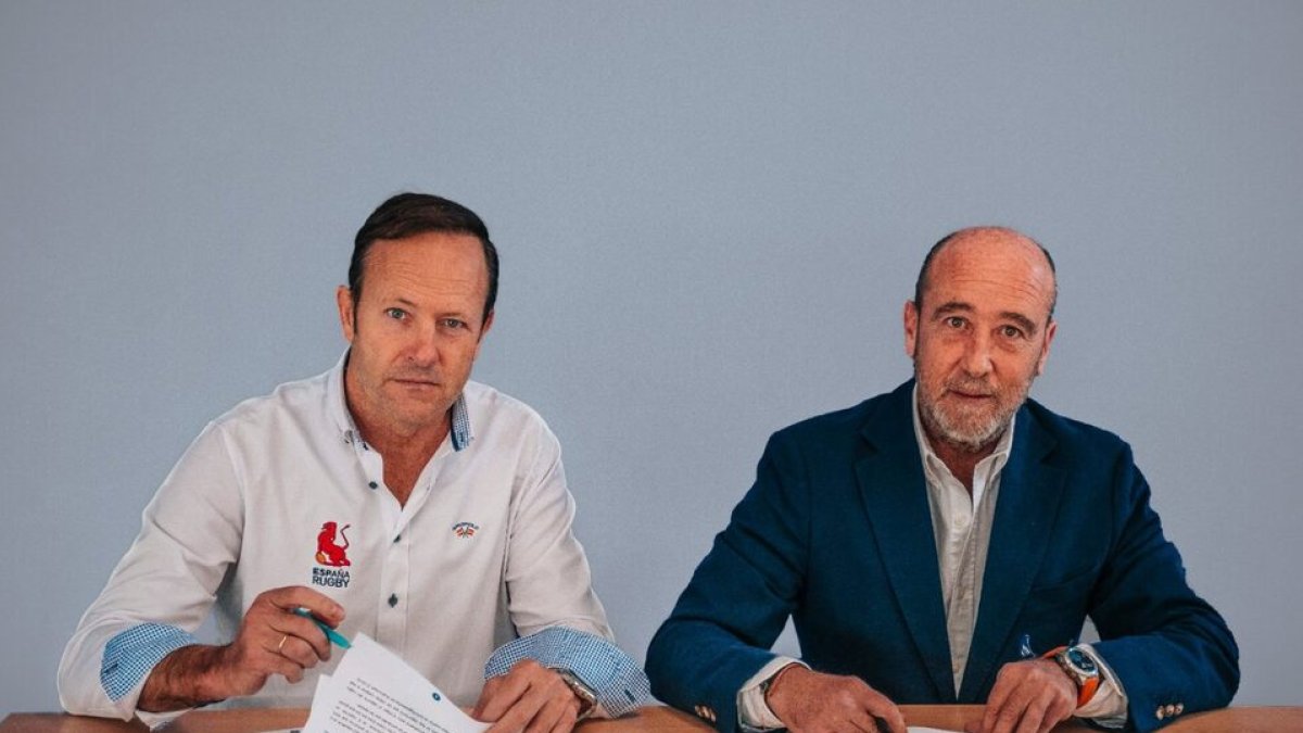 Juan Carlos Martín Hansen y José María Valentín-Gamazo, en el momento de la firma del Convenio Audiovisual.  /            Sara Cabezas