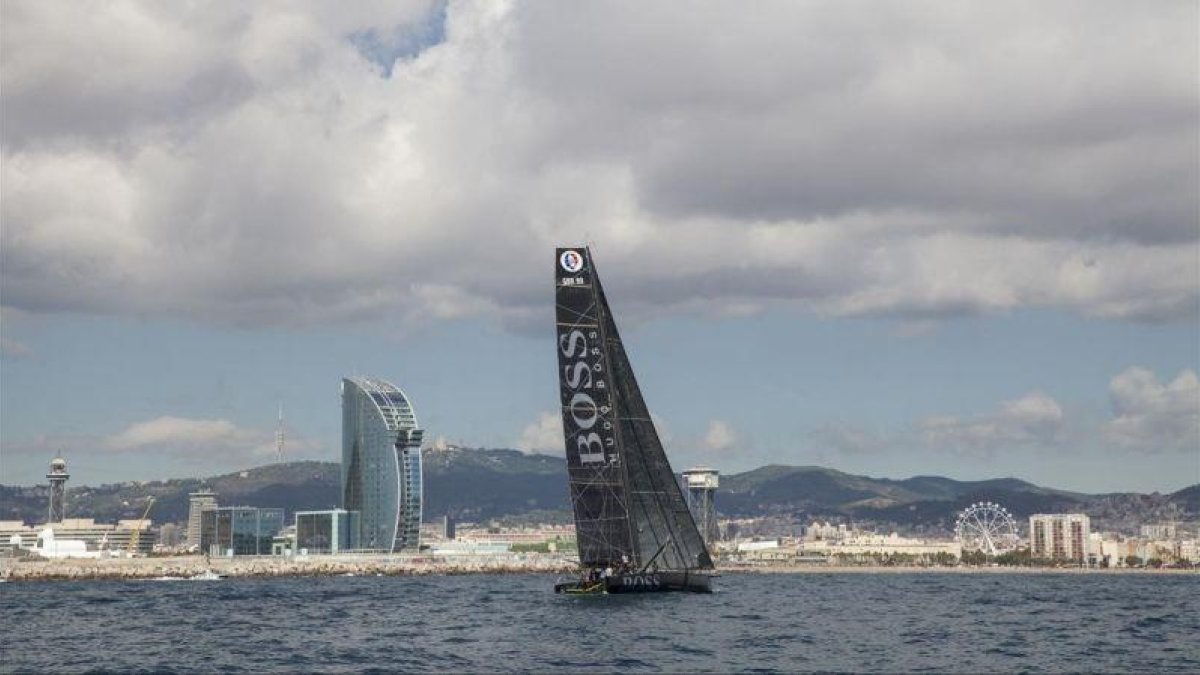 El Hugo Boss de Alex Thomson, en su salida, el pasado miércoles, frente a la costa de Barcelona.-HUGO BOSS