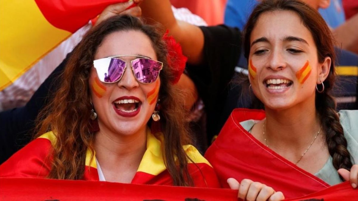 Dos asistentes a la manifestacióna favor de la unidad de España, este domingo en Barcelona.-REUTERS