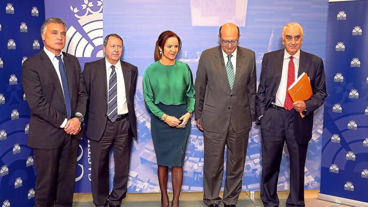 La presidenta de las Cortes, Silvia Clemente, posa junto a Javier Eneriz, Juan Cano Bueso, Ramón Álvarez de Miranda y Marcos Peña Pinto.-ICAL