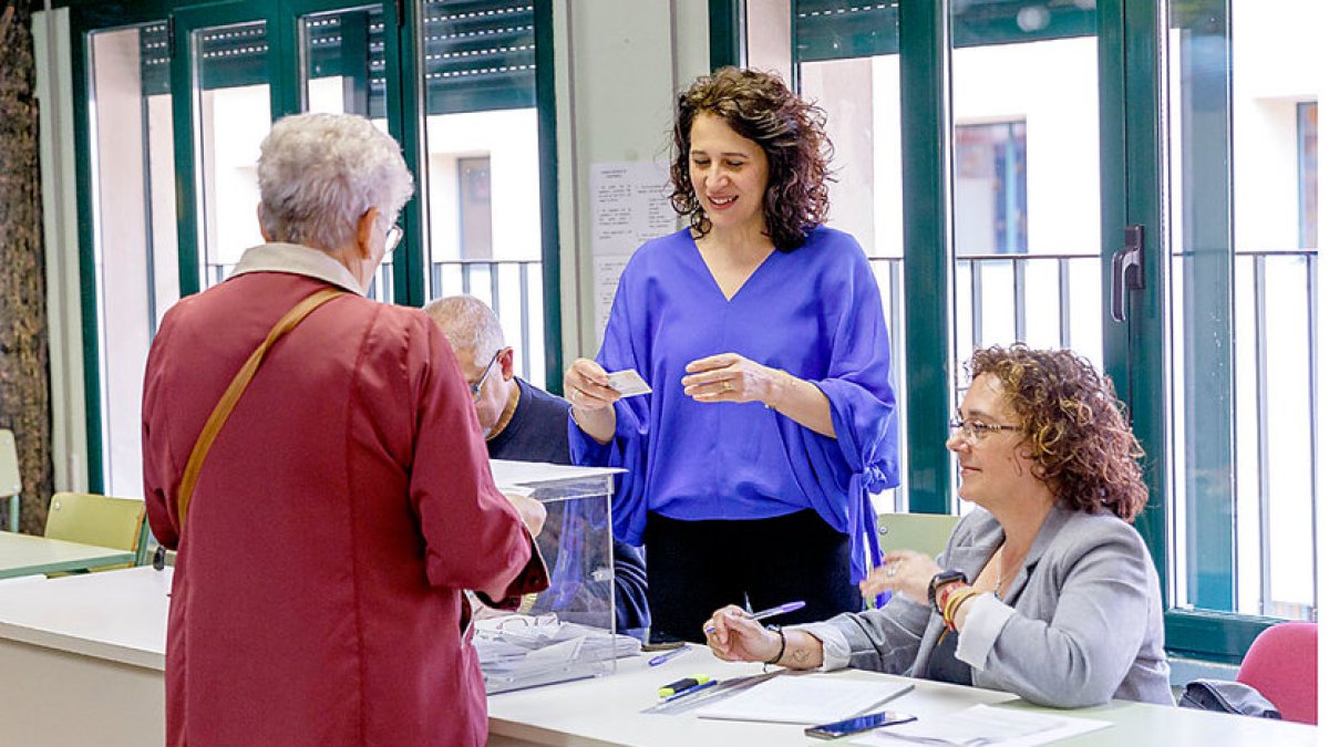 Una mujer ejerce su derecho al voto en la ciudad de Segovia.- ICAL