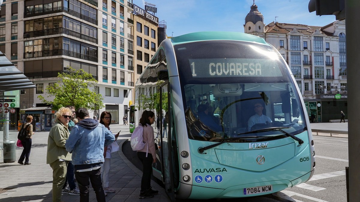 Uno de los nuevos buses eléctricos de Auvasa recoge viajeros en la parada de la plaza Zorrilla, imagen de archivo. -PHOTOGENIC