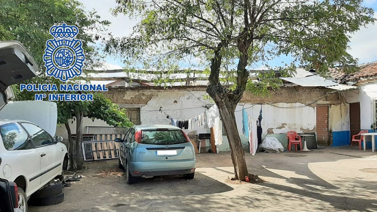 Agentes de la Policía Nacional desarticulan un entramado dedicado a la explotación laboral de inmigrantes en los campos de la provincia de Valladolid. - ICAL