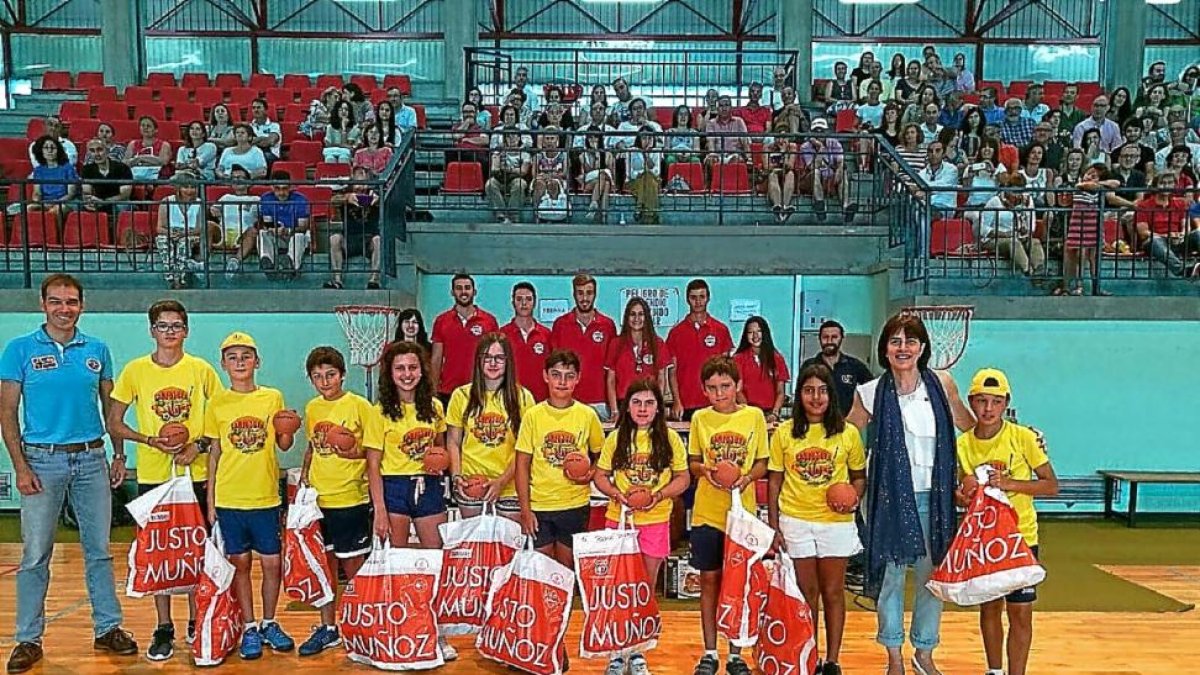 Los mejores jugadores de pádel y bádmintos del Campus de la UVa posan junto a la vicerrectora Felicidad Viejo.-G. V.