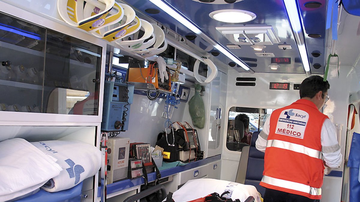 Interior de una ambulancia medicalizada de Sacyl. ICAL