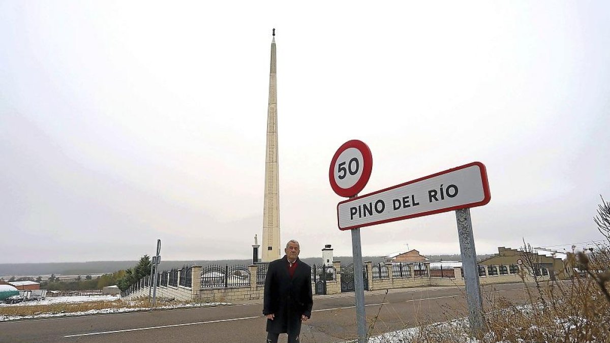 Eutimio Montero frente al obelisco de 45 metros que levantó en memoria de su esposa fallecida en Pino del Río (Palencia).-ICAL