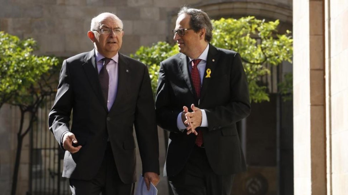 El president Quim Torra y el director de la Oficina Antifrau de Catalunya, Miguel Ángel Gimeno, este miércoles en el Palau de la Generalitat.-/ ALBERT BERTRAN